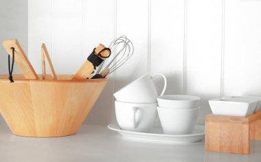 Dishware ve raf kapalı mutfak aletleri