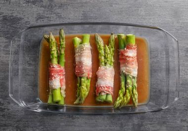 Kuşkonmaz pastırma ile plaka sarılmış