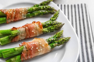 Kuşkonmaz pastırma ile plaka sarılmış