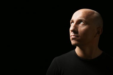 T-shirt kel adam siyah arka plan üzerine