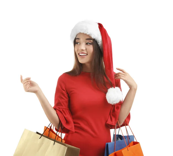 Giovane donna in cappello Babbo Natale in possesso di borse colorate su sfondo bianco. Concetto giorno di boxe — Foto Stock