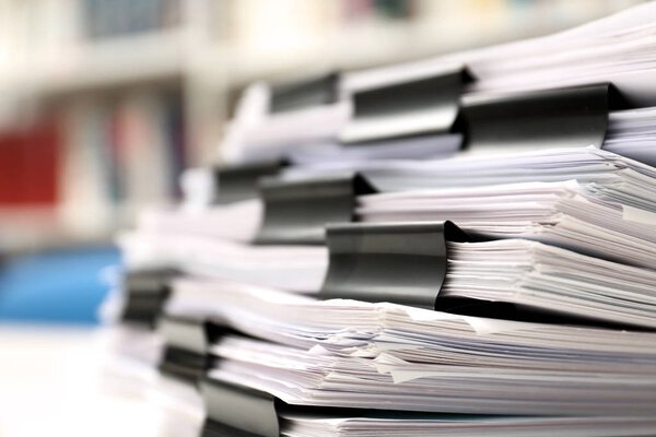 Куча документов с зажимами, крупным планом
