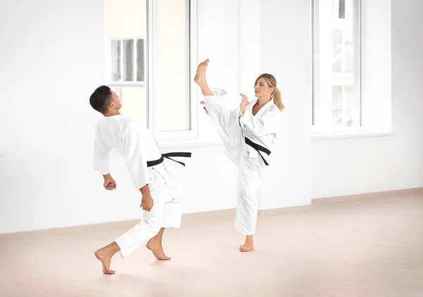 Mężczyzna i kobieta ćwiczyć karate — Zdjęcie stockowe
