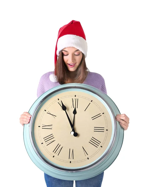 Jeune femme en chapeau de Père Noël avec horloge sur fond blanc. Concept de compte à rebours de Noël — Photo