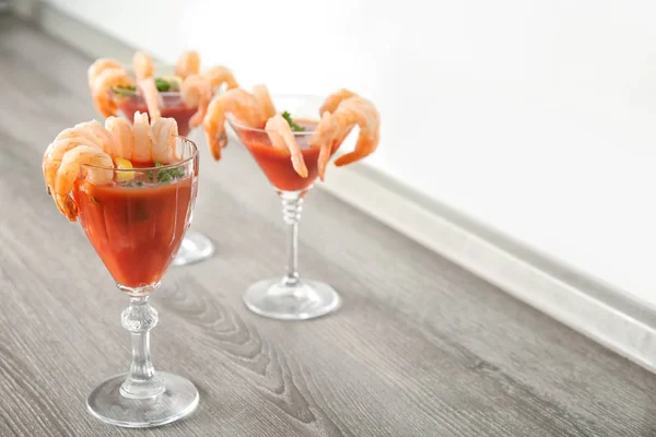 Vasos con cóctel de camarones y salsa de tomate en la mesa —  Fotos de Stock