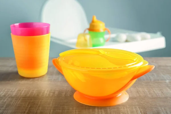 Lichte baby servies op tafel — Stockfoto