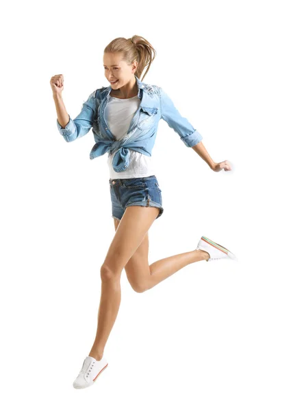 Jovem bela mulher correndo contra fundo branco — Fotografia de Stock