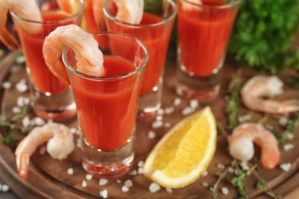 Camarões e molho de tomate em copos — Fotografia de Stock