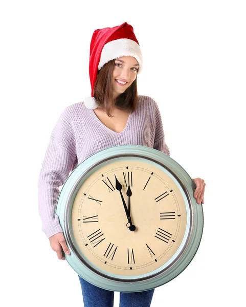 Jeune femme en chapeau de Père Noël avec horloge sur fond blanc. Concept de compte à rebours de Noël — Photo