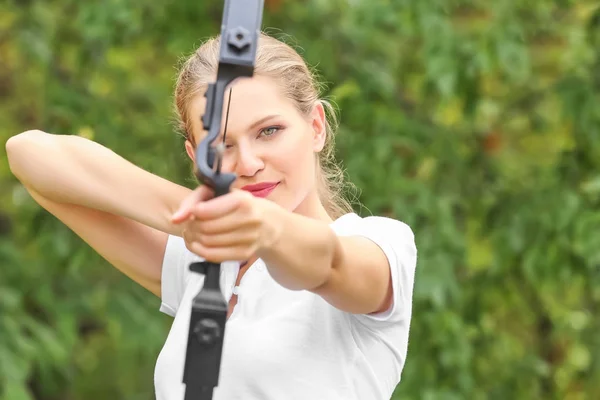Женщина практикует стрельбу из лука — стоковое фото
