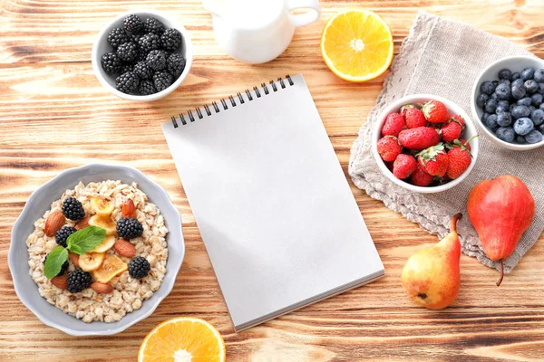 smakelijke havermout met bessen