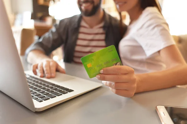 Par med laptop och kreditkort inomhus. Internet shopping koncept — Stockfoto