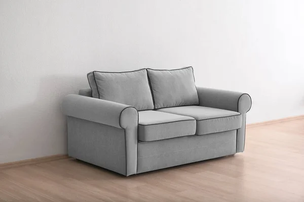 Przytulna sofa w pokoju światło — Zdjęcie stockowe