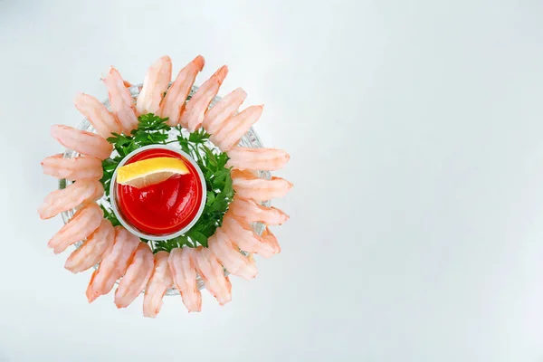 エビのカクテル丼とトマトのソース — ストック写真