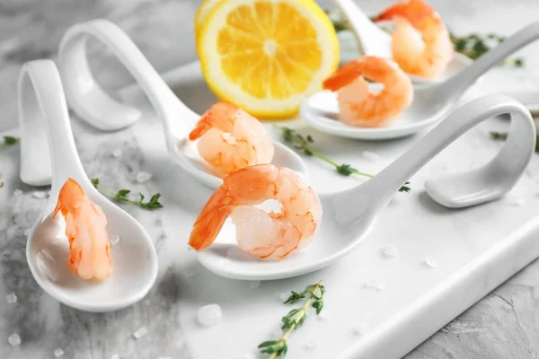 Cucharas con deliciosos camarones y limón — Foto de Stock