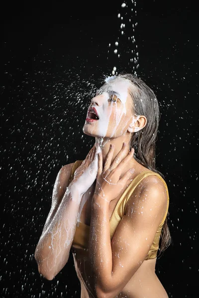 Aantrekkelijke jonge vrouw — Stockfoto