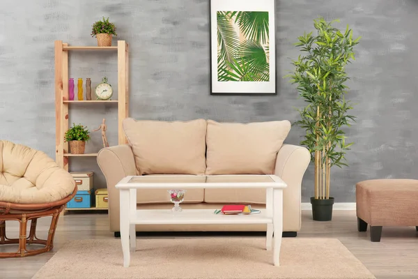 Modern oturma odası ile rahat kanepe — Stok fotoğraf