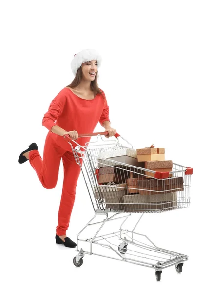 흰색 바탕에 쇼핑 바구니에서 선물 산타 모자에 있는 젊은 여자. 박싱 데가 개념 — 스톡 사진