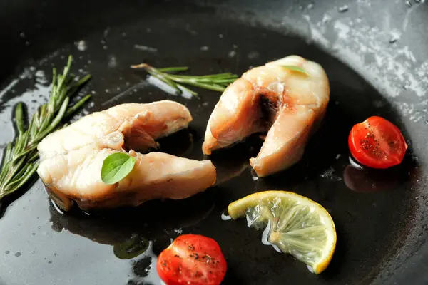 Смачні рибні стейки на сковороді, крупним планом — стокове фото