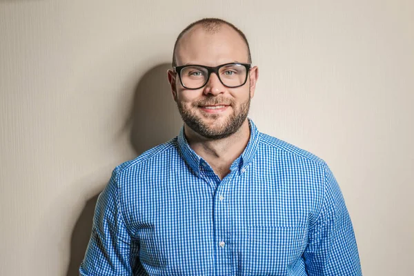 Jeune homme avec des lunettes sur fond clair — Photo