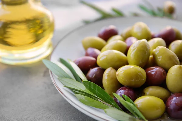 Piatto con olive in scatola — Foto Stock
