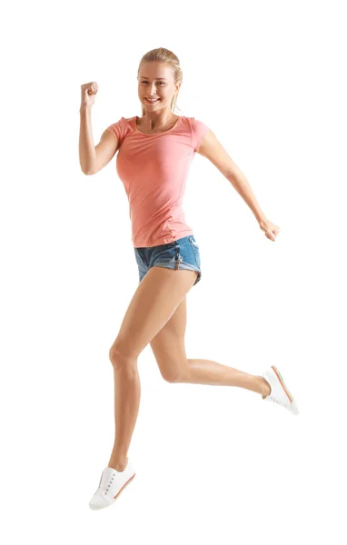 Joven hermosa mujer corriendo sobre fondo blanco — Foto de Stock