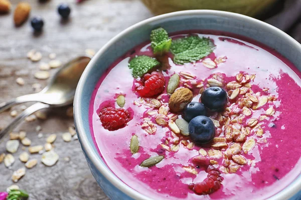 Ciotola con frullato di acai e bacche sul tavolo — Foto Stock