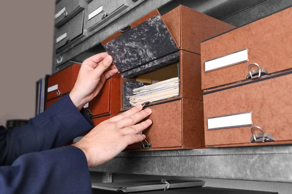 Hombre buscando documentos en archivo — Foto de Stock