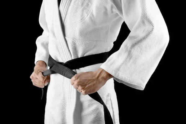 Ο άνθρωπος στο karategi σε σκούρο φόντο — Φωτογραφία Αρχείου