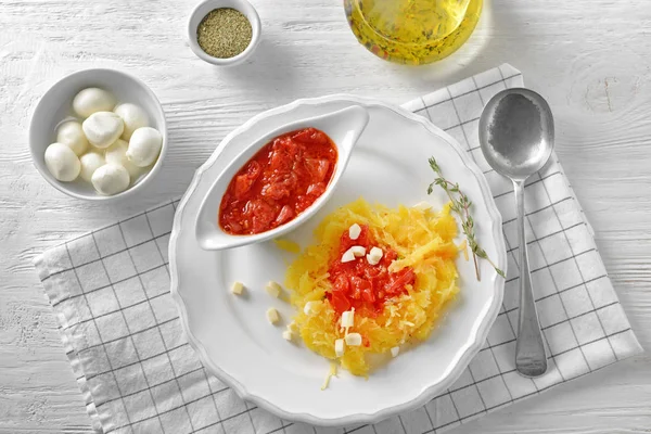 Płyta z sosem i smaczne spaghetti squash — Zdjęcie stockowe