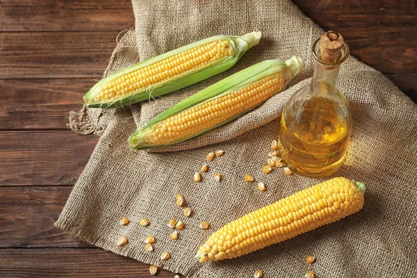 Botella de vidrio con aceite de maíz — Foto de Stock