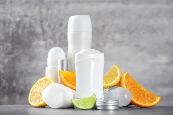 Deodorant voor mannen en citrusvruchten op tafel — Stockfoto