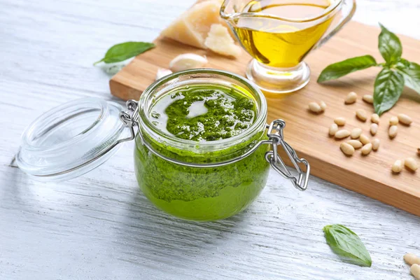 Deliciosa salsa de pesto de albahaca —  Fotos de Stock