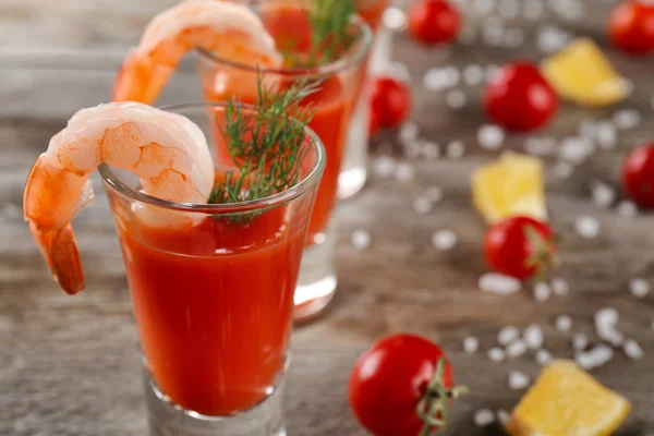 Sklo s Krevetový koktejl a rajčatovou omáčkou na stole, closeup — Stock fotografie