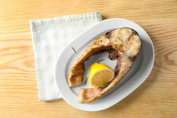 Plaat met gebakken vis biefstuk — Stockfoto