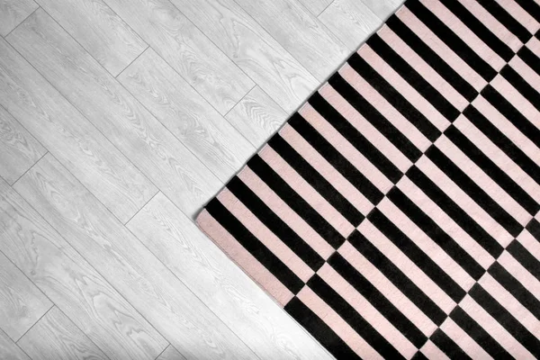 Czarno-białe paski dywan na podłodze — Zdjęcie stockowe