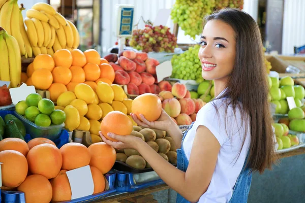 Junge Frau wählt Obst auf dem Markt — Stockfoto
