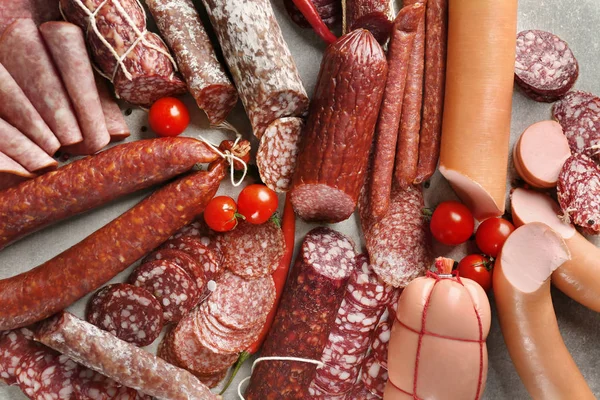 Surtido de deliciosas salchichas en la mesa — Foto de Stock