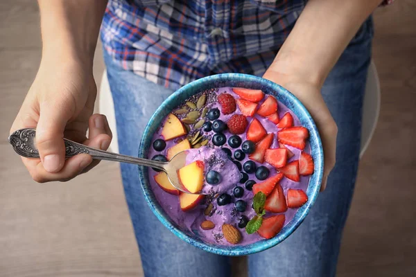 Woman holding bowl with acai smoothie — Stock Photo, Image