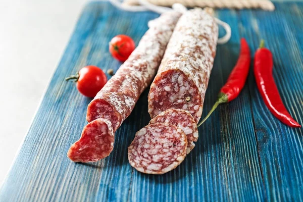 Deliciosas salchichas en rodajas sobre tabla de madera — Foto de Stock