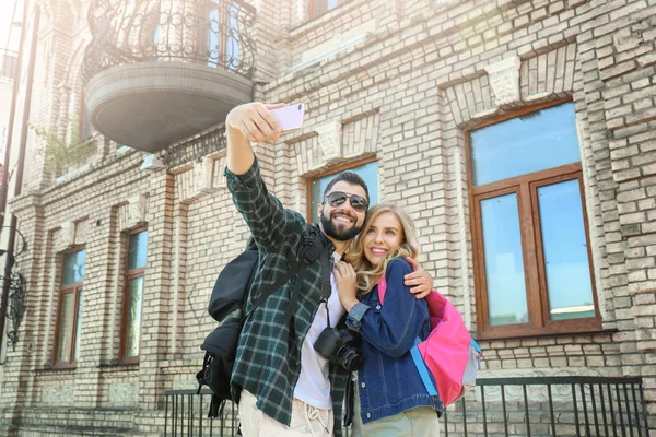 Felices turistas jóvenes tomando selfie al aire libre — Foto de Stock