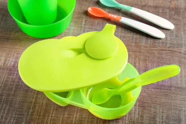 Parlak bebek dishware masada