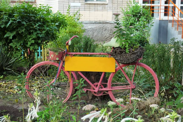 Bicicleta velha usada como decoração de jardim ao ar livre — Fotografia de Stock