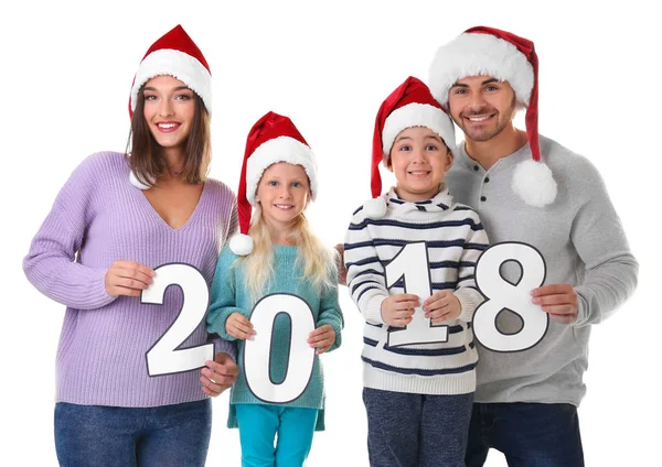 Família feliz com figuras de papel 2018 em fundo branco. Conceito de celebração de Natal — Fotografia de Stock