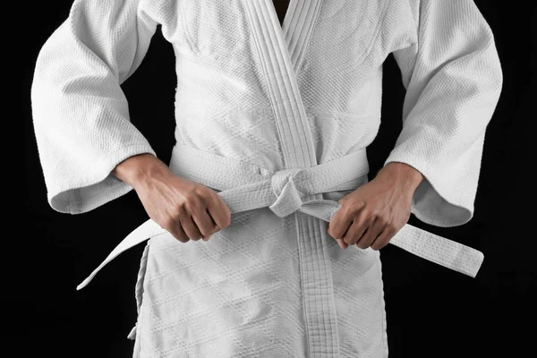 Mann in Karategi auf dunklem Hintergrund — Stockfoto