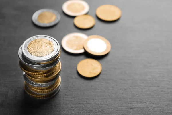 Montón de monedas sobre fondo oscuro — Foto de Stock