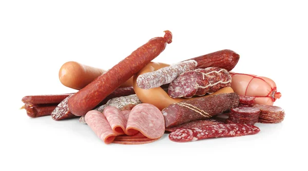 Assortiment de saucisses sur fond blanc — Photo