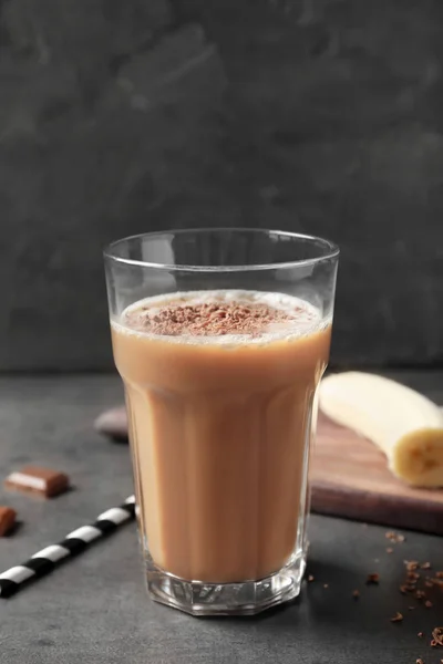 Verre avec boisson protéinée au chocolat — Photo