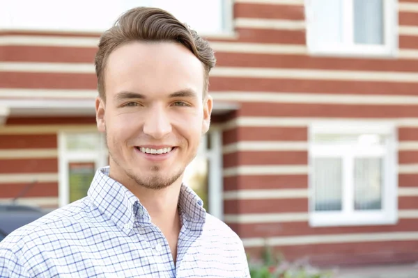 Joven hombre guapo al aire libre — Foto de Stock