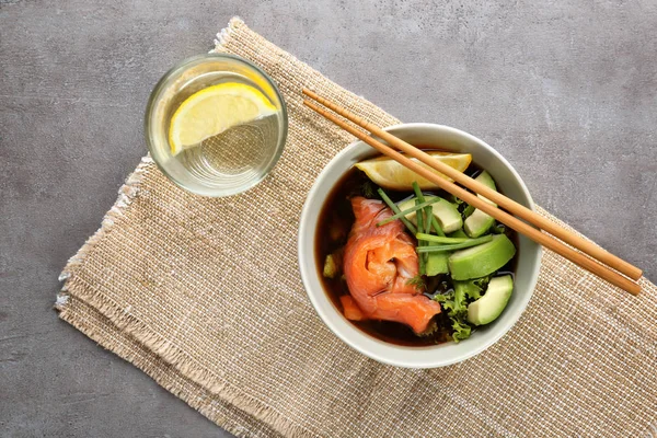 Cuenco con deliciosa ensalada de salmón — Foto de Stock